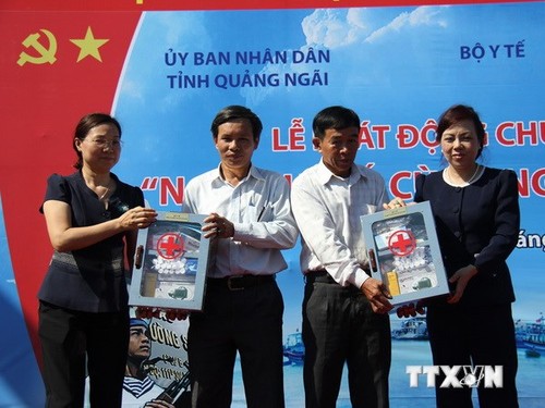 Fishermen given medicine, first-aid tools - ảnh 1