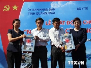 Health sector presents first-aid kits to fishermen - ảnh 1