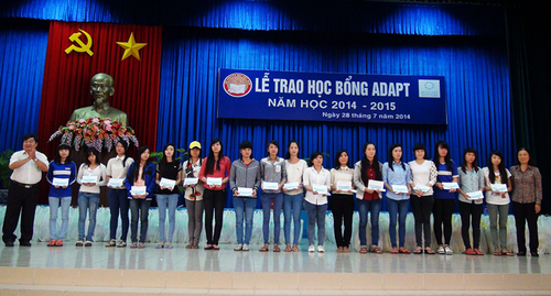 Pacific Links Foundation presents scholarships to poor school girls in Mekong provinces - ảnh 1