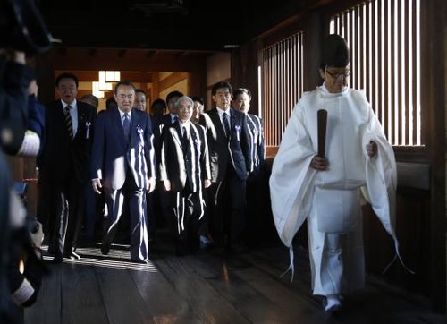 Japanese lawmakers visit controversial Yasukuni shrine - ảnh 1
