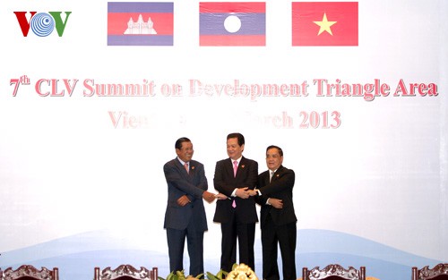 Prime Minister attends summit to promote Vietnam, Laos, Cambodia cooperation - ảnh 1