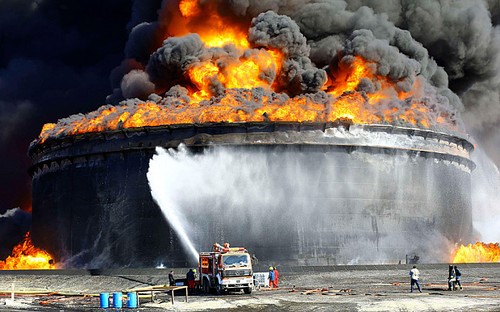 Libyan planes bomb Greek oil tanker - ảnh 1