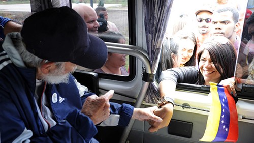 Fidel Castro meets with visiting Venezuelan youths - ảnh 1
