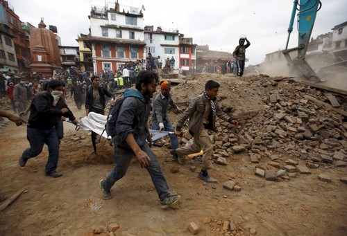 Families of those killed in Nepal quake receive 1,000 USD each - ảnh 1