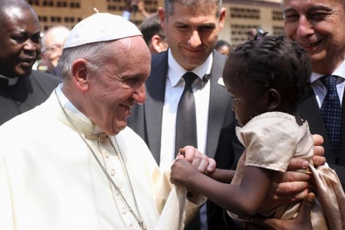 Pope Francis brings message of peace to Central African Republic - ảnh 1