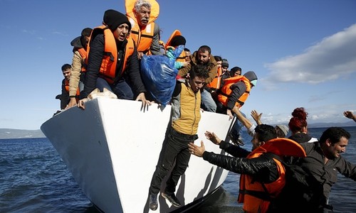 NATO launches naval mission against asylum seeker smugglers - ảnh 1