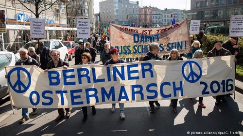 Germans march against war - ảnh 1