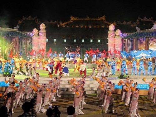 Colorful art performances kick off Hue Festival 2016 - ảnh 1