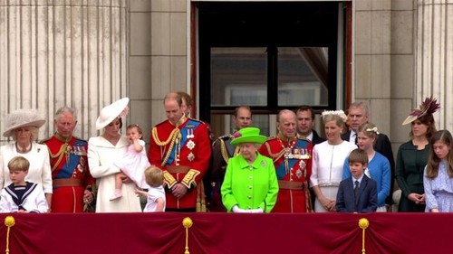 UK marks Queen Elizabeth II’s 90th birthday - ảnh 1
