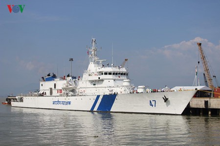 Indian coast guard ship visits Vietnam - ảnh 1