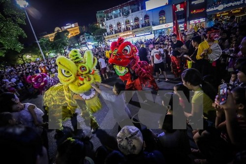 Foreigners celebrate Vietnam’s traditional Lunar New Year festival - ảnh 1