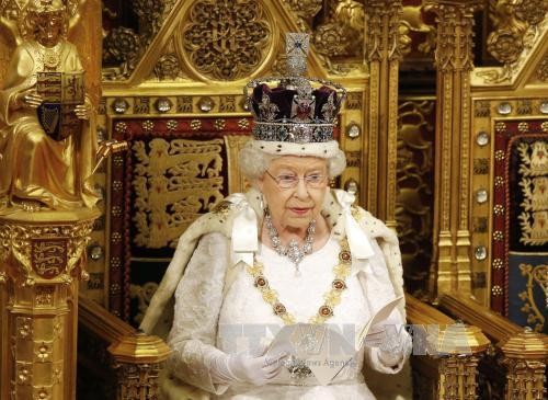 Queen Elizabeth II marks 65 years on throne - ảnh 1