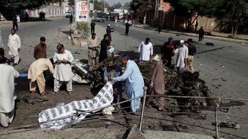 Twin bombings in Pakistan kill 27  - ảnh 1