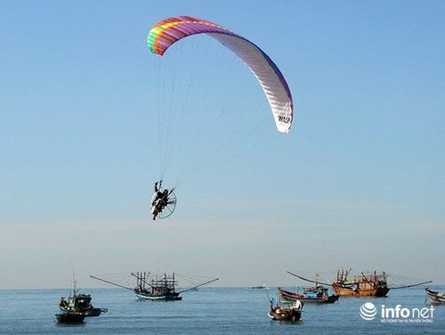 Paragliders race on Son Tra Peninsula - ảnh 1