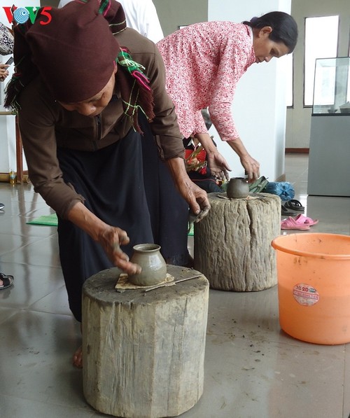 Dak Lak museum provides hand-on experiments with traditional handicraft - ảnh 2