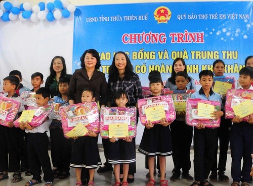 Vice President presents gifts to needy children in Thua Thien-Hue - ảnh 1