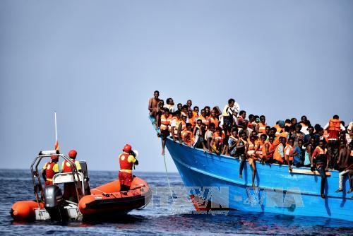 Dozens dead as boat sinks off Libyan coast - ảnh 1