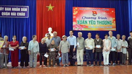 Tet gifts presented to poor people - ảnh 1