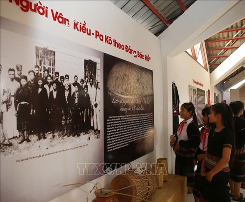 Photo exhibit highlights ethnic culture of Bru-Van Kieu group  - ảnh 1