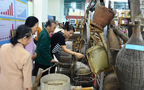 Exhibition “Thanh Hoa – Past and Present” inspires pride of local traditions - ảnh 3