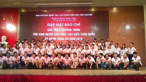 100 outstanding blood donors honored - ảnh 1