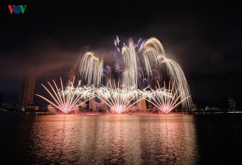 Italy, Finland dazzle Danang International Fireworks Festival - ảnh 1