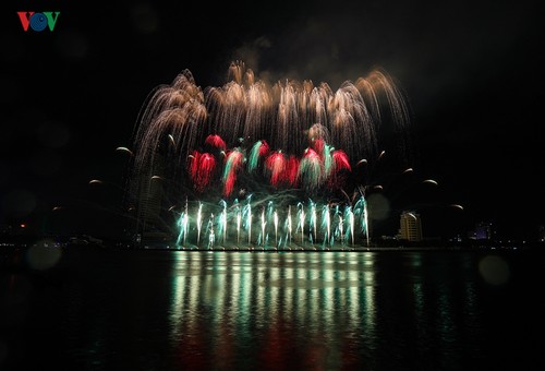 Italy, Finland dazzle Danang International Fireworks Festival - ảnh 2