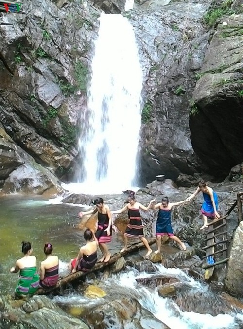 A Nor waterfall in Thua Thien-Hue province - ảnh 1