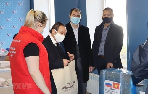 Vietnamese expats in Russia donate face masks to local volunteers - ảnh 1
