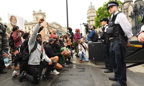 Thousands in London decry racial injustice, police violence - ảnh 1