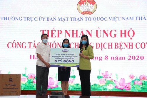 Vinamilk donates 50,000 COVID-19 sample collection kits to Hanoi - ảnh 1