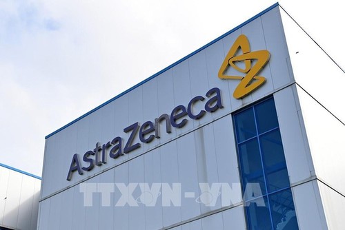 AstraZeneca pauses COVID-19 vaccine trial after unexplained illness - ảnh 1