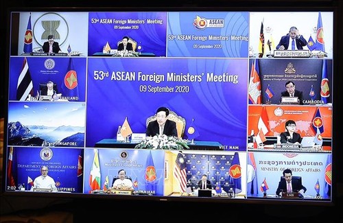 ASEAN needs to persist with its selected path: Vietnamese Prime Minister  - ảnh 2