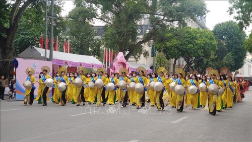 “Ao dai” festival lures visitors in Hanoi - ảnh 1