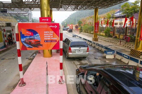 Electronic non-stop toll collection system begins operation - ảnh 1