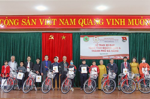 Former youth volunteers give bicycles to poor children in central region - ảnh 1