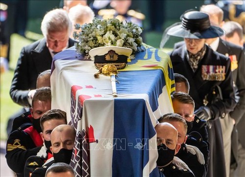 Britain bids farewell to Prince Philip at intimate funeral - ảnh 1