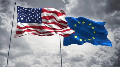 US, EU pledge cooperation to end COVID-19 pandemic - ảnh 1