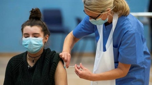 COVID-19 vaccines set to roll out to Brits 16 to 17 years old  - ảnh 1