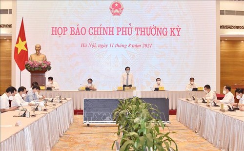 Government goes all-out to fight COVID-19, maintain sustainable growth - ảnh 2