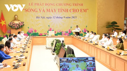 Hanoi donates computers, online learning kits for disadvantaged students  - ảnh 1