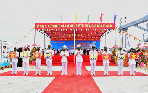 Flag hoisting ceremony held for RoRo-5612 multipurpose vessels - ảnh 1