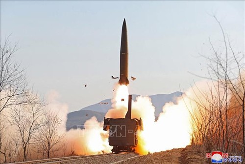 North Korea tests railway-borne tactical missile  - ảnh 1
