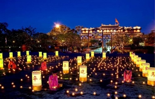 Night street illuminates Hue’s royal citadel - ảnh 1