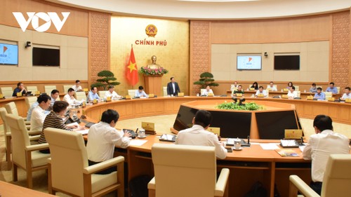 Monthly cabinet meeting reviews socio-economic progress - ảnh 1