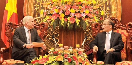 Parlamentspräsident Nguyen Sinh Hung empfängt John McCain - ảnh 1