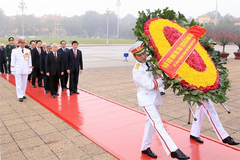 Spitzenpolitiker legen Blumenkranz am Ho Chi Minh Mausoleum nieder - ảnh 1