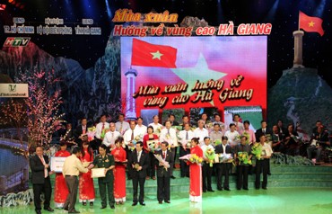 Zehn Millionen US-Dollar als Spende für die Bewohner der Bergprovinz Ha Giang - ảnh 1
