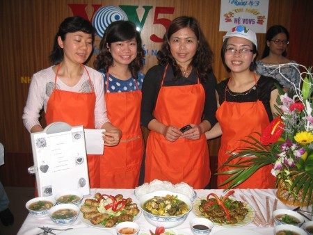 Kochwettbewerb zum internationalen Tag der Frauen in VOV5  - ảnh 6