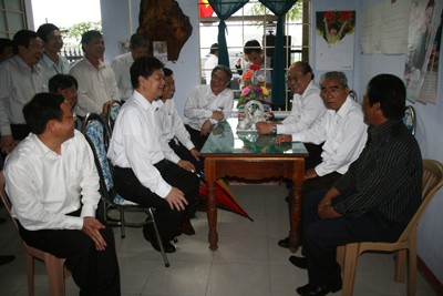 Premierminister Nguyen Tan Dung besucht die Fischer in Thua Thien Hue - ảnh 1